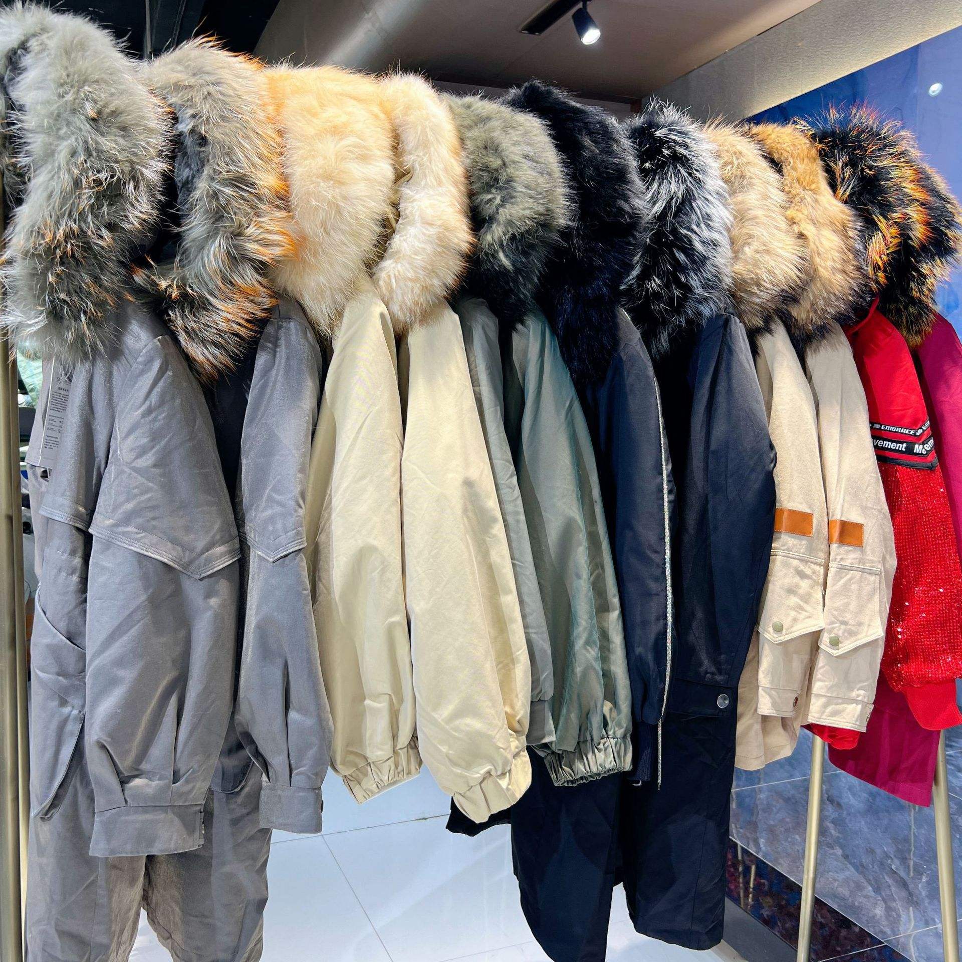 專柜羽絨服尾貨批發(fā)一線品牌商場撤柜女裝折扣走份貨源實(shí)體直播